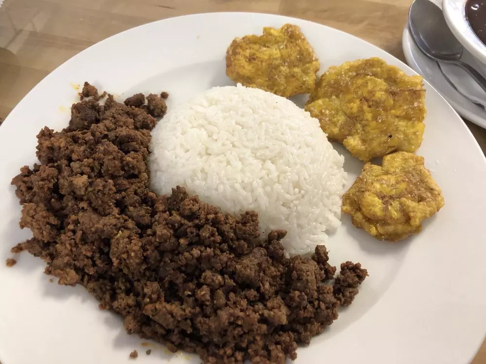 Picadillo con Tostones